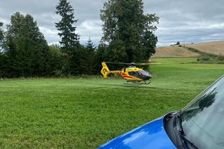 Kierowca ciężarówki przewożącej słomę uderzył w motorowerzystę. Nie żyje 81-latek