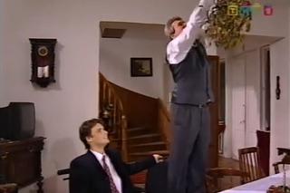 Michał Chojnicki (Jan Wieczorkowski) patrzy jak ojciec Jerzy (Andrzej Grabarczyk) wiesza jemiołę 