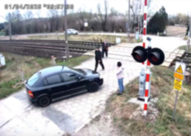O krok od tragedii. Samochód zepsuł się im na przejeździe. LIczyły się sekundy