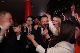 Aleksander Miszalski podczas wieczoru wyborczego KO w Klubie Żaczek w Krakowie