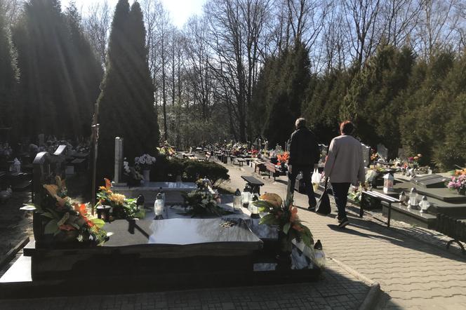 Ten cmentarz na Śląsku jest otwarty. Mieszkańcy odwiedzają groby bliskich