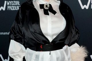 Violeta Arlak w zmysłowym stroju pokojówki