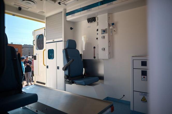 Stig z "Top Gear" podjechał pod łódzką Manufakturę... karetką. To pierwszy taki ambulans w Polsce!