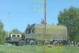 Rzadki rosyjski pojazd wsparcia nuklearnego wyłonił się z ukrycia. Uchwyciły go kamery