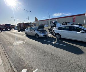 Dachowanie na Bemowie po zderzeniu trzech aut