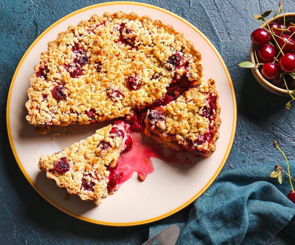 kruche ciasto z wiśniami i kruszonką