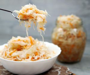 Co daje codzienne jedzenie kapusty kiszonej? Lepsze trawienie to dopiero początek