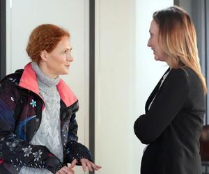 Barwy szczęścia odc. 3022. Asia Sokalska (Anna Gzyra), Halina Kałuża (Marta Zięba)