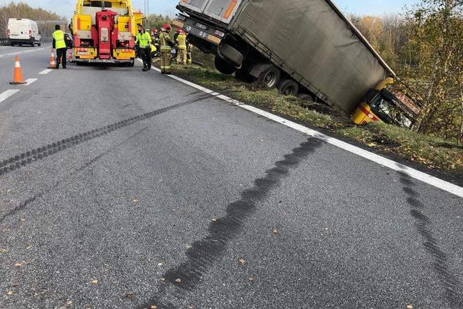 TIR spadł ze skarpy na trasie S1. Droga jest całkowicie zablokowana. Utrudnienia potrwają kilka godzin