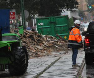 Rozbiórka spalonej kamienicy na Jeżycach 