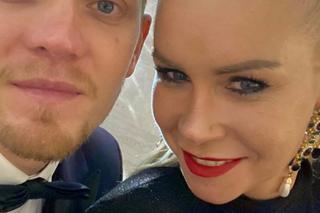 Szymon Woźniak z żoną na ślubie Zmarzlików