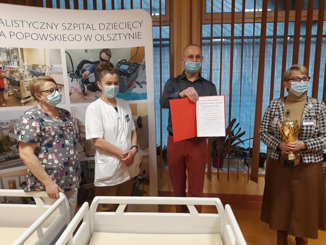 Szpital dziecięcy otrzymał specjalistyczne łóżka. To zasługa policjanta z Olsztyna