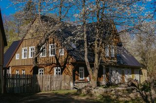Dom z marzeń pełen starych bibelotów. Piękny przysłup ze Szklarskiej Poręby pokazuje jak ma wyglądać architektura w regionie