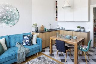 Salon z aneksem kuchennym w bloku. Zdjęcia