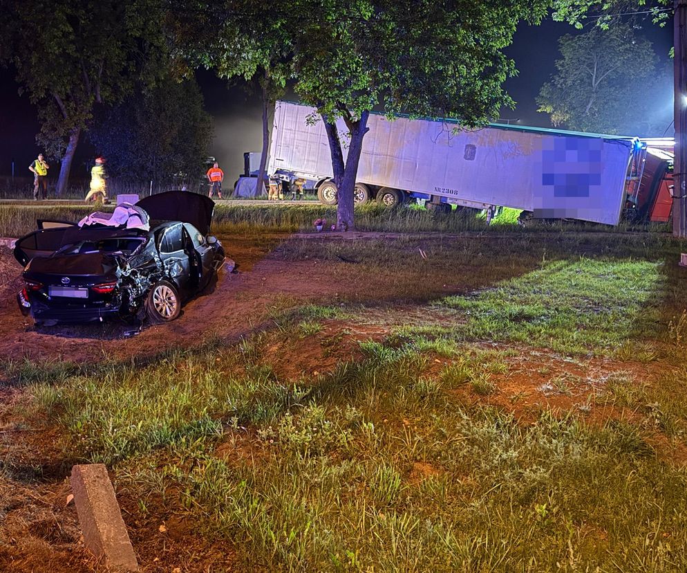 Toyota wjechała pod ciężarówkę. Dramatyczny wypadek pod Legionowem
