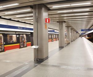 Metro w Warszawie już wozi pasażerów, ale wciąż są drążone nowe linie