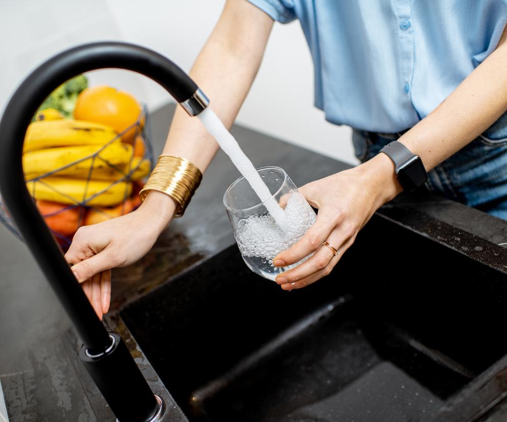 Pijesz wystarczająco dużo wody? Te dwa szybkie testy dadzą odpowiedź