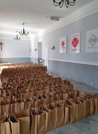 Wielkanoc. Caritas szykuje święconkę na wynos. Zobacz, co włożyli do środka