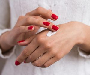 W 3 krokach przywróć dłoniom młodość. Dermatolog ujawnia zasady pielęgnacji