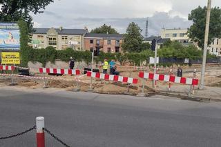 Przy skrzyżowaniu ulicy Cmentarnej z ul. ks. Jana Niedziałka w miejscu prac remontowo-budowlanych zostały ujawnione szczątki ludzkie nieznanego pochodzenia