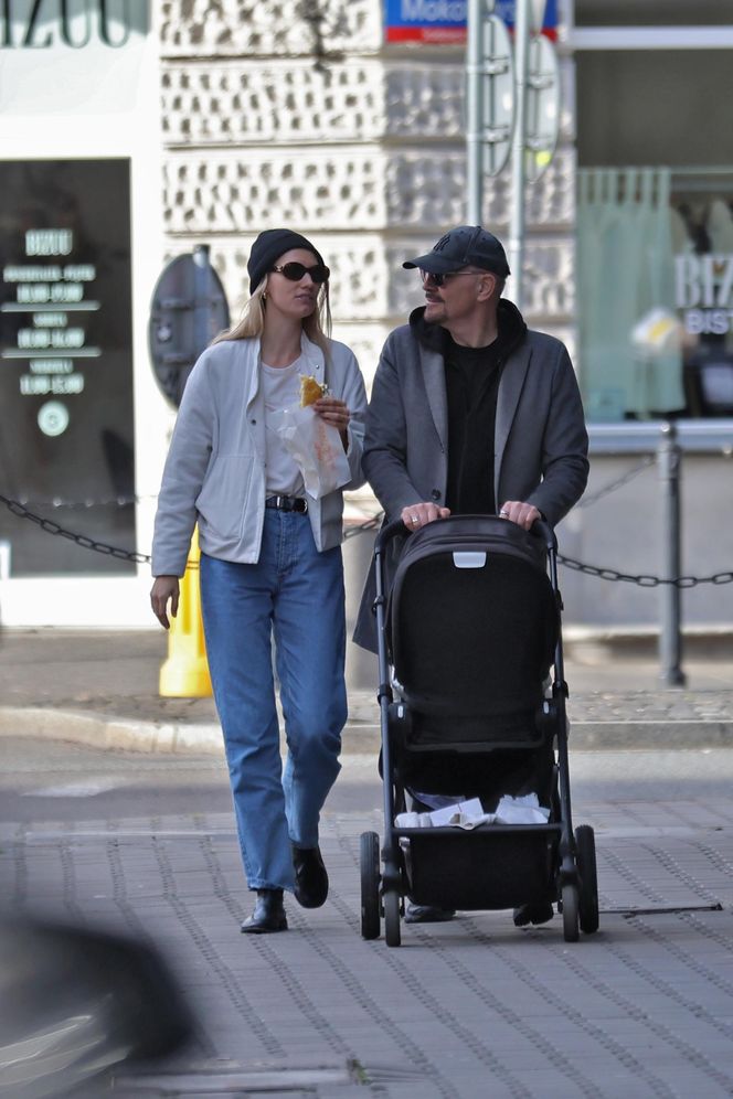 Krzysztof Ibisz z rodziną na spacerze