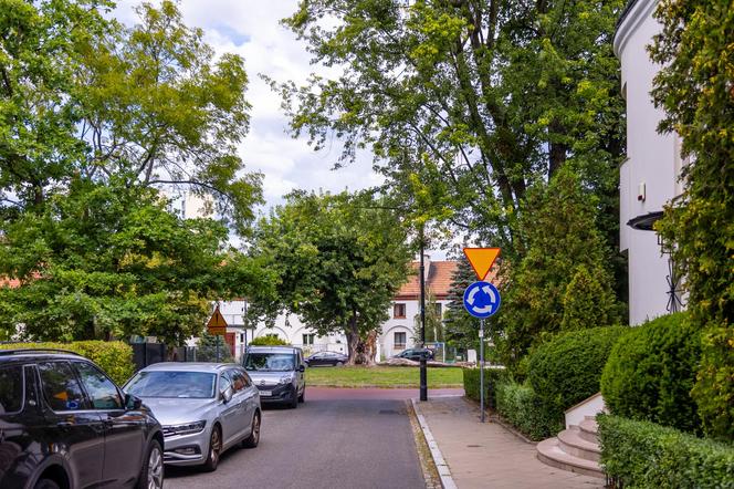 Warszawski Plac Słoneczny powstał jako zegar - godzinę miało pokazywać drzewo po środku. Zobacz zdjęcia małego osiedla