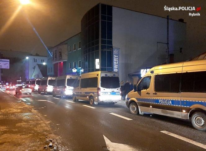 Starcie policji i imprezowiczów przed klubem w Rybniku! Użyto gazu i granatów hukowych! 