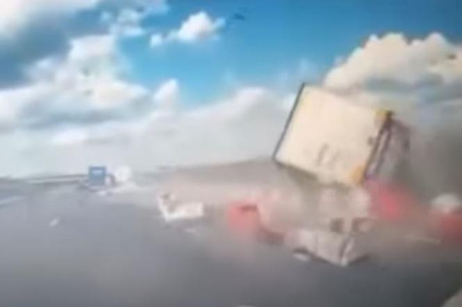 Jest nagranie z wypadku na S8. Ciężarówka spada z wiaduktu