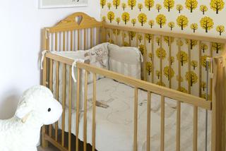 Kącik z łóżeczkiem niemowlaka w pokoju dziecięcym