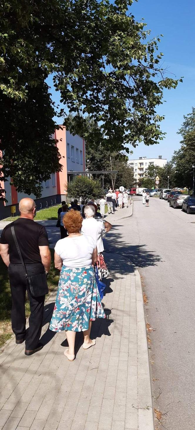 Kolejka do lokalu wyborczego w Kielcach