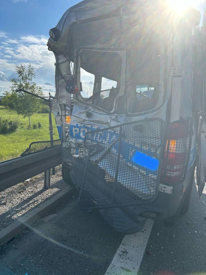 Ciężarówka z konwoju staranowała radiowóz.