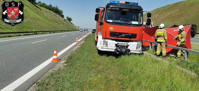 Grojec. Kierowca nie żyje, motocykl rozpadł się na kawałki. Wypadek śmiertelny na autostradzie