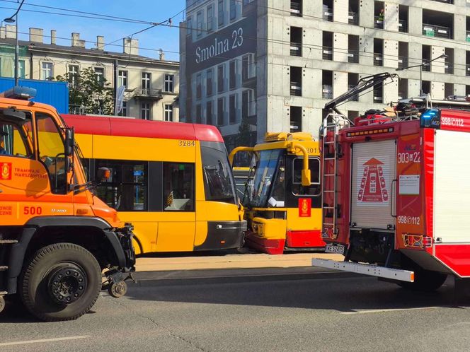 Zderzenie tramwajów w centrum Warszawy. 13 osób rannych, ruch tramwajowy wstrzymany
