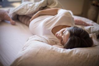 Czy podczas ciąży powinno się spać na lewym boku?