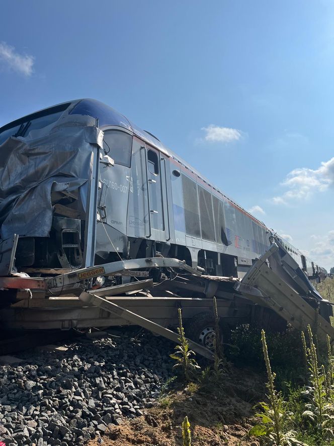 Tragiczny wypadek w Olszynach. Bus zderzył się z pociągiem