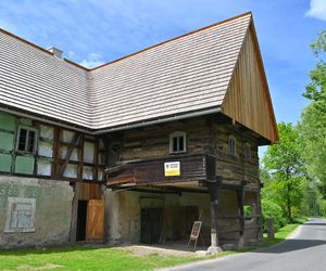 To nie będzie skansen. Mistrz ciesielski podnosi z ruin starą kuźnię na Pogórzu Izerskim