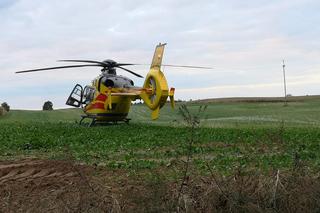 Osobówka wypadła z drogi i wbiła się w drzewo! Ranna matka i malutka dziewczynka