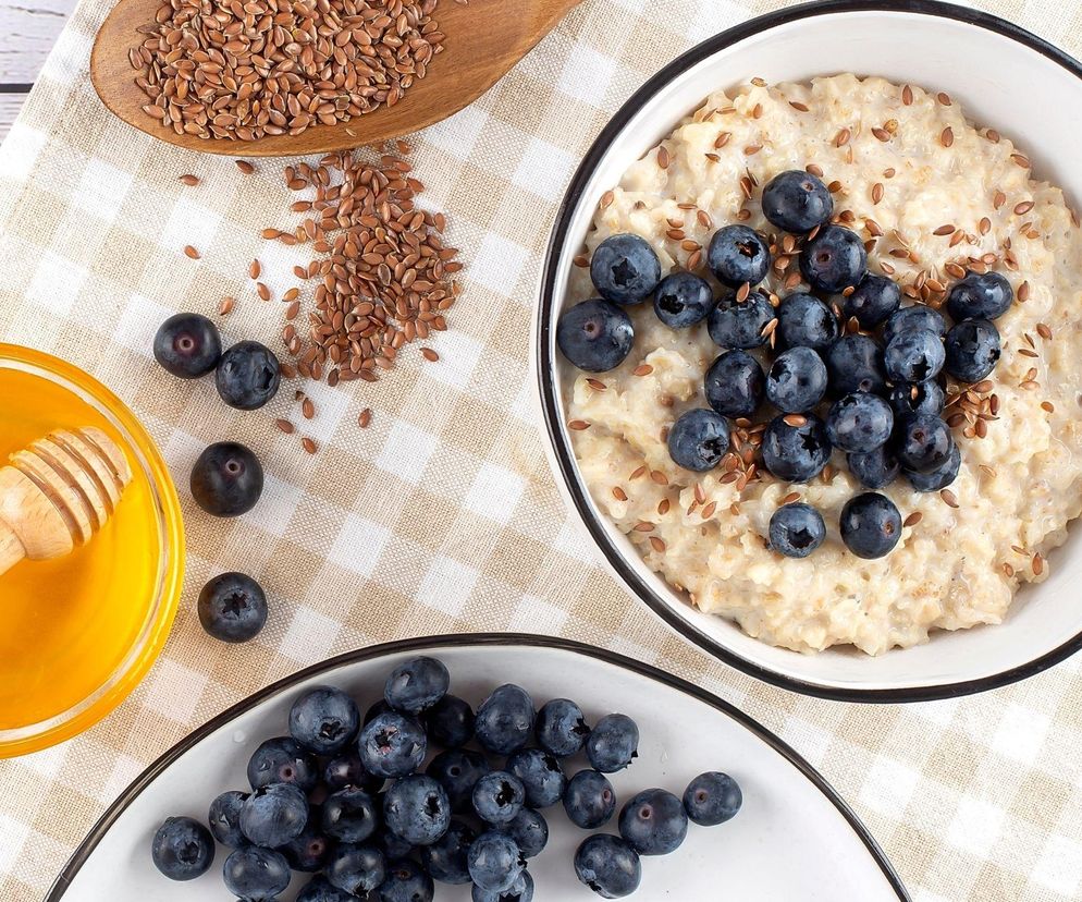 Chroni przed rakiem, zmniejsza ryzyko chorób serca. Dodaj 2 łyżki do owsianki