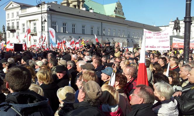 II rocznica SMOLEŃSKA: OBROŃCY KRZYŻA znów przed Pałacem Prezydenckim