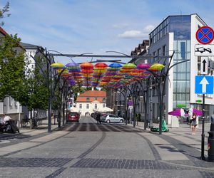 Kolorowe parasolki nad Kilińskiego w Białymstoku