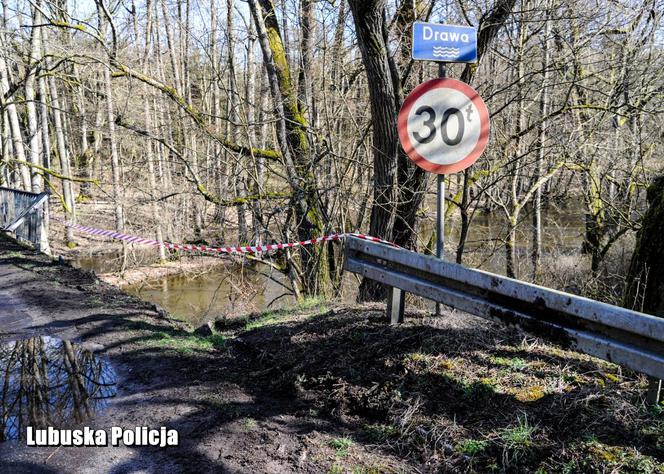 Ford Mondeo wpadł do rzeki Drawa, cztery młode osoby nie żyją