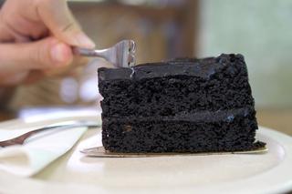 Ciasto czarne jak węgiel - słodka nutka ekstrawagancji dla każdego