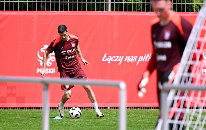 Lewandowski trenuje z bandażem na nodze