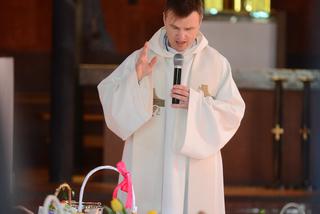 Jacek Kurski z rodziną święci pokarmy w kościele