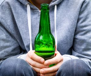 Piją już nawet 11-latki. Dane o alkoholu w życiu dzieci i młodzieży w Polsce 
