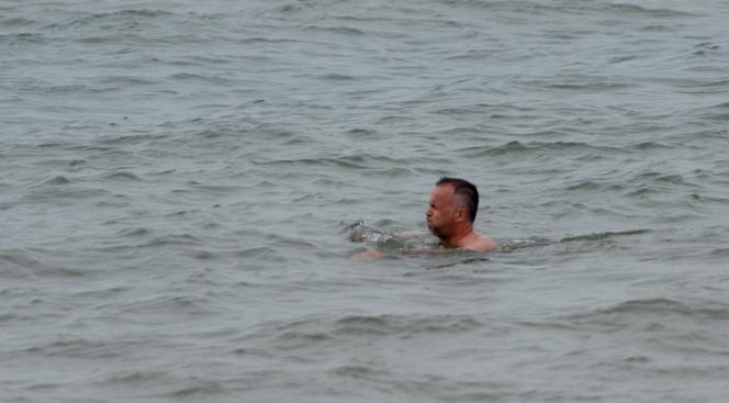 Wiceminister kultury Jarosław Sellin na plaży