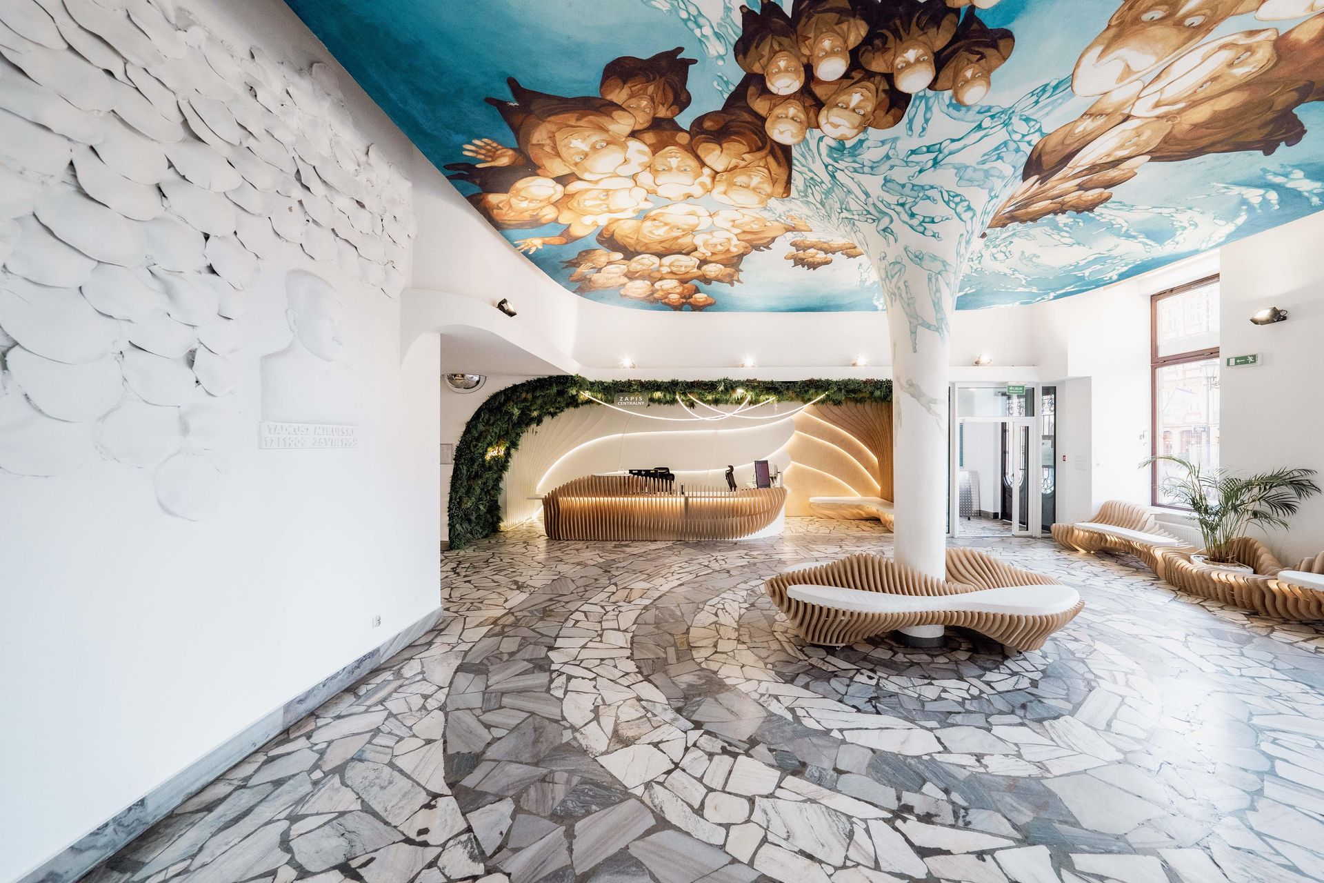 Galeria pod Plafonem i strefa wejściowa Dolnośląskiej Biblioteki Publicznej na rynku