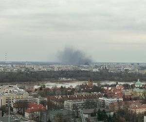 Kłęby dymu nad Pragą-Południe. Pożar na budowie