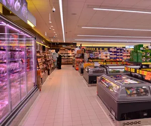 Downsizing w Biedronce. Opakowania się kurczą, a klienci płacą więcej 