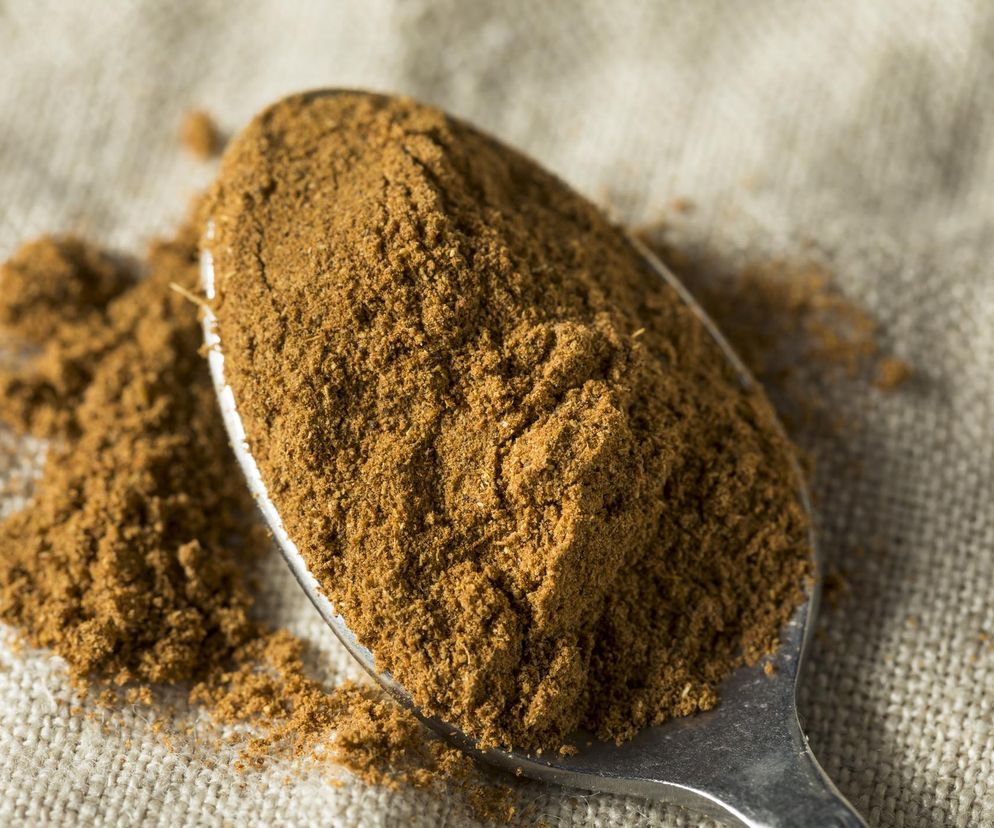 Dodaj szczyptę do wody i wypij wieczorem. Nocny koktajl na płaski brzuch